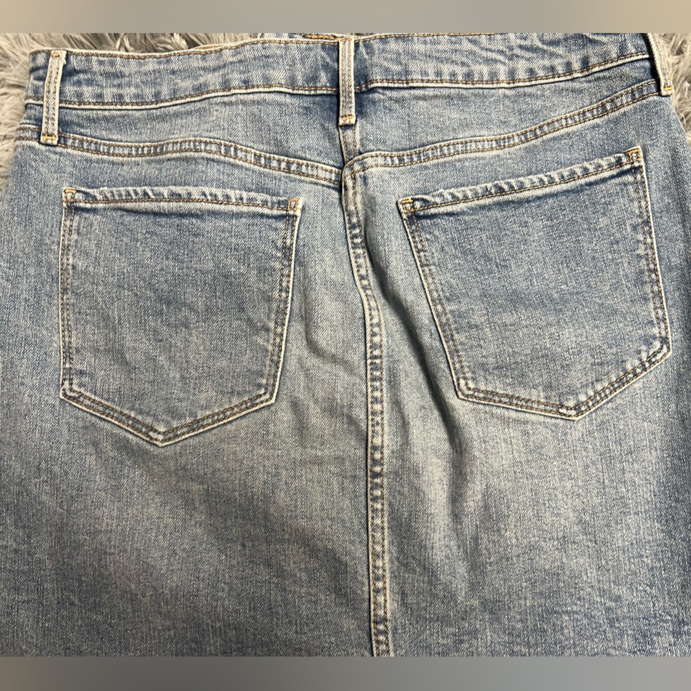 Stylish Light-Wash Denim Skirt - Picture 9 of 16